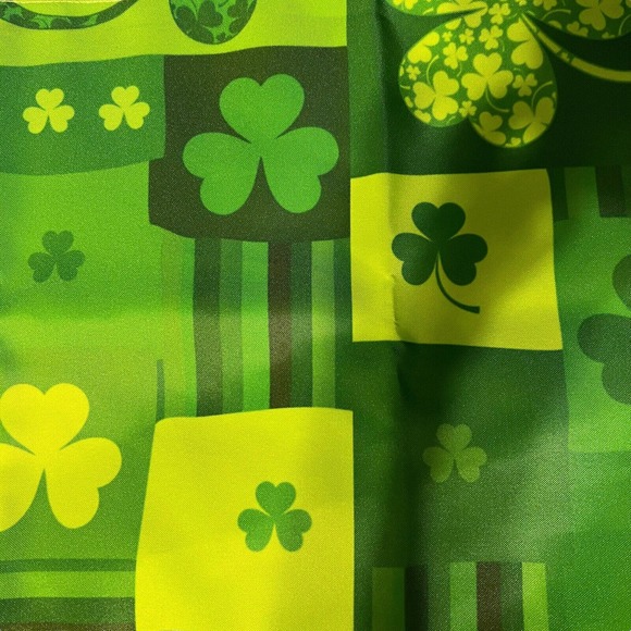 St.Patrick'S Day Table Runner 91 X 12 1/2 Inches Green & Lime Green Shamrocks - Picture 3 of 7
